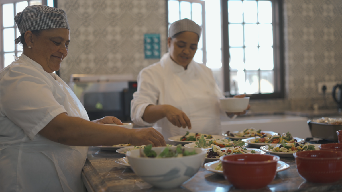 Chefs bereiden verse maaltijden